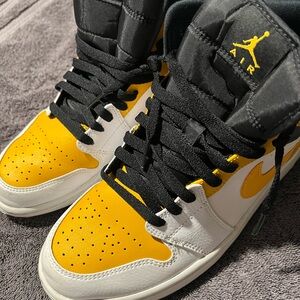Jordan Men's Yellow and Black Sneakers
